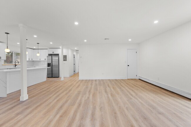Building Photo - 302 E Harriet Ave