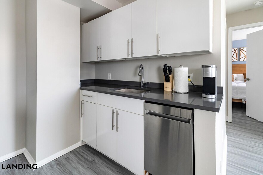 Building Photo - 265 College St