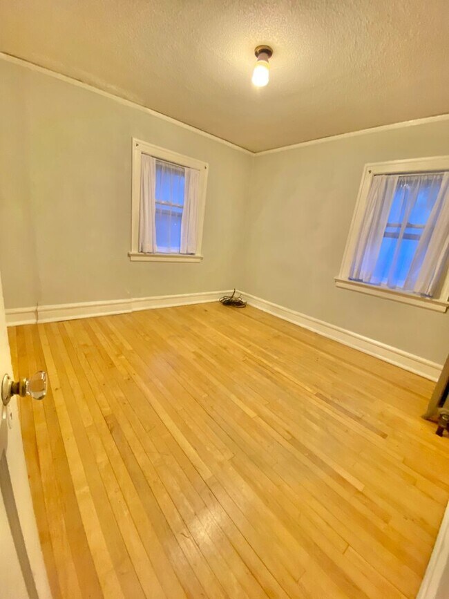 Building Photo - 2016-2018 E 6th Street