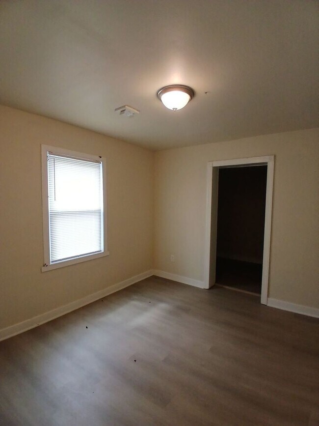 Building Photo - Delightful 2 bedroom 1 bath duplex - Open To Section 8 - $99 Move In Specail