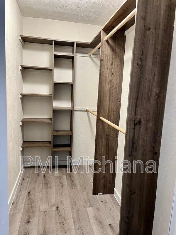 Building Photo - 19901 Oakdale Ave