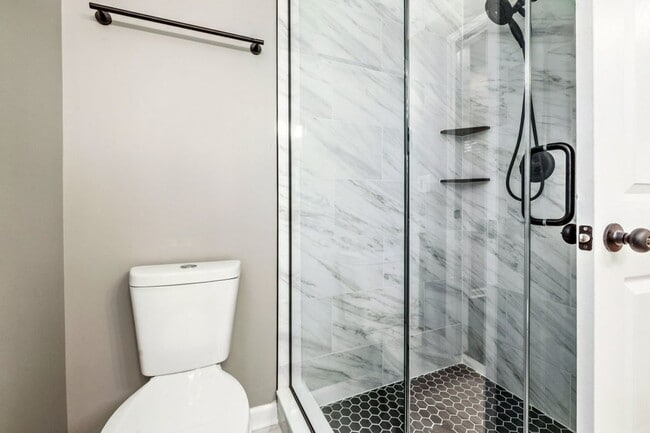 Building Photo - Single Family House! JUST RENOVATED! Centr...