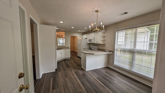 Building Photo - 105 Foxdale Dr