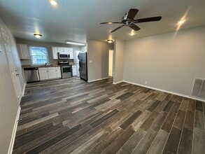 Building Photo - Charming 2 Bed 1 Bath Apartment