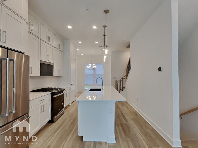 Building Photo - 2225 Valentine Aly
