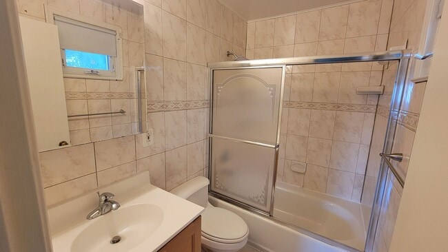 Building Photo - Spacious 4 Bed 3 Bath Home With Fully Fenc...