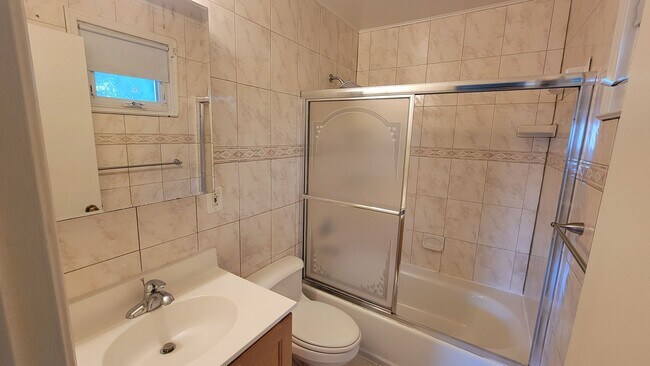 Building Photo - Spacious 4 Bed 3 Bath Home With Fully Fenced Yard In Amenity-Rich Kings Park West