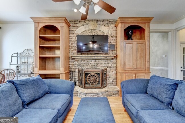 Building Photo - 8910 Pinehurst Cove