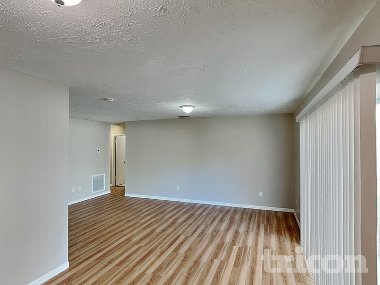 Building Photo - 2704 Mnr Hl Dr