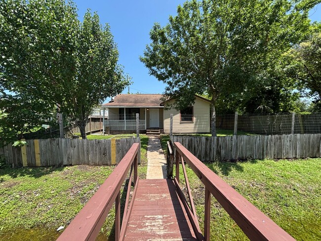 Building Photo - Lovely 3 Bedroom 1 Bathroom Home For Rent