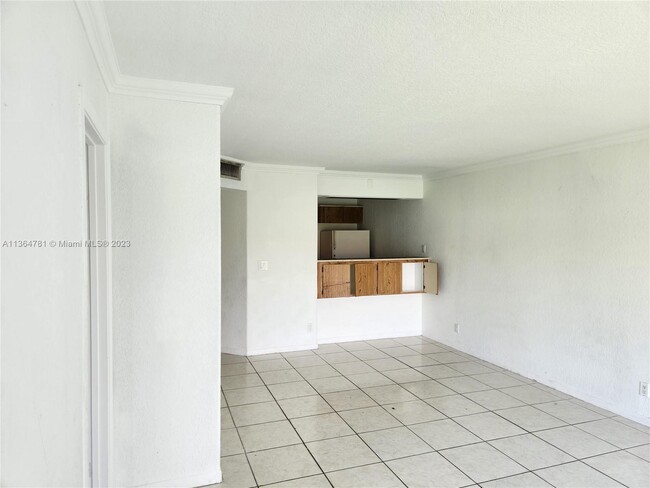 Building Photo - 10149 Twin Lakes Dr