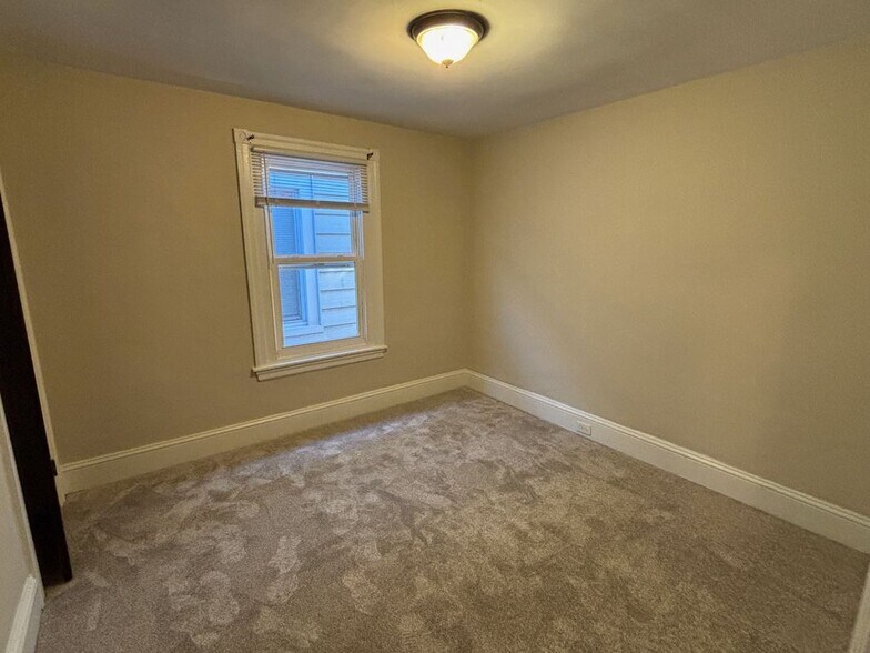 Building Photo - 706 W Railroad Ave