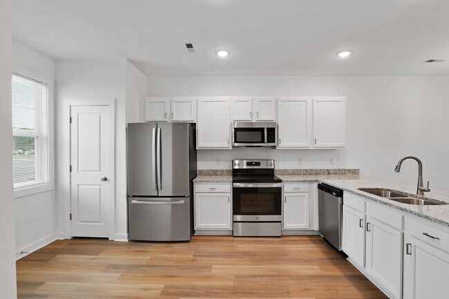 Building Photo - Large 3 story townhome near beach with com...