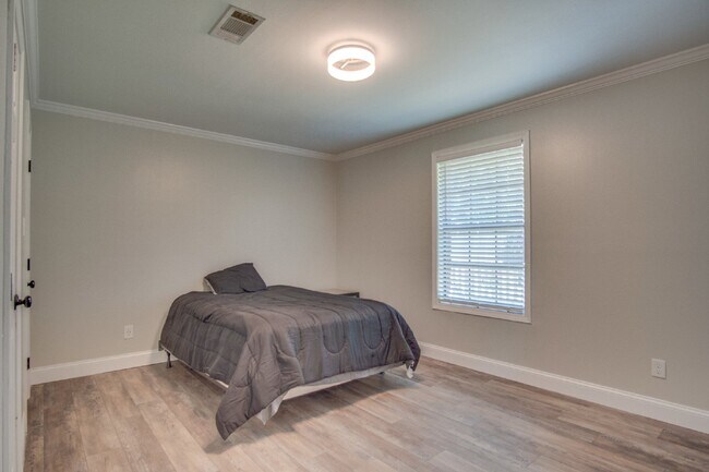 Building Photo - Modern and updated 3/ 2 bath ranch home in Old Hickory Subdivision of SW Pensacola Near NAS and P...