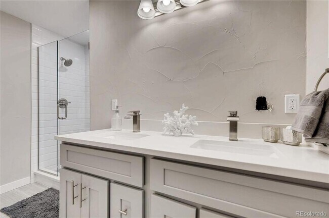 Building Photo - 6676 S Elmwood St