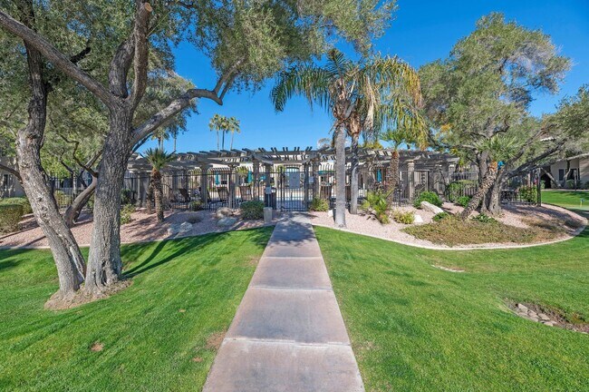 Building Photo - Upgraded first-floor condo in the sought-after Plaza Residences in Scottsdale!