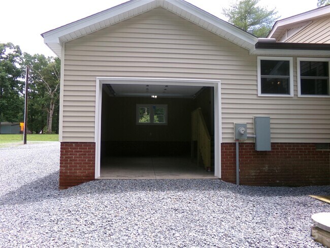 Building Photo - 1441 Gold Hill Rd E