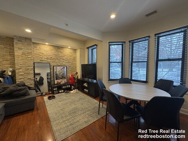 Building Photo - 1203 Beacon St