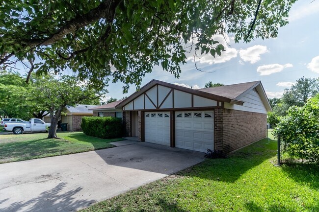 Building Photo - Charming 3 bedroom 2 bath home available soon!!