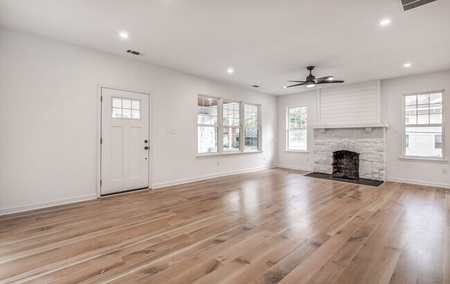 Building Photo - Elegant Midtown Memphis Single-Family Home...