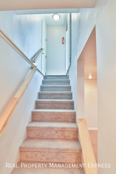 Building Photo - Spacious 2 Bedroom 2 Bath House with Bonus...