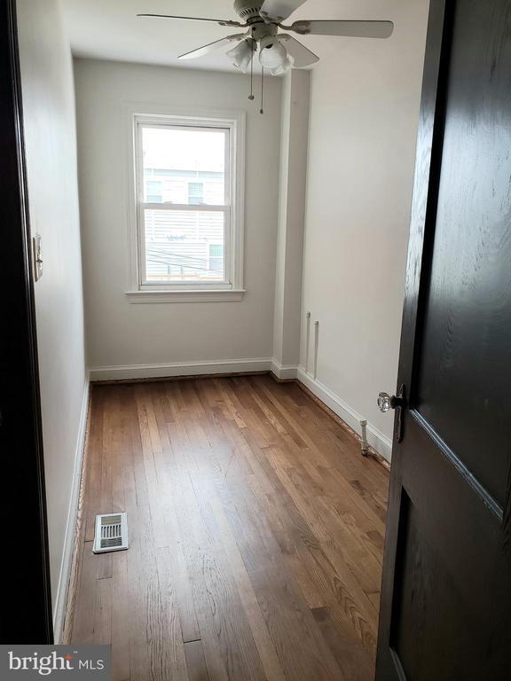 Building Photo - 1618 D St NE