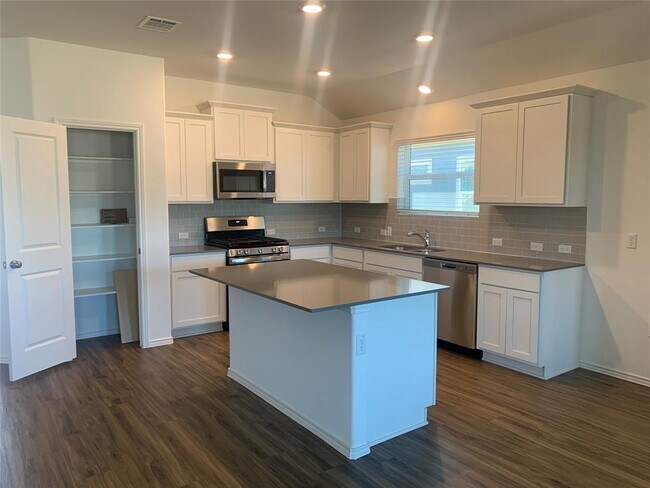 Building Photo - 530 Jack Ryan