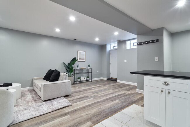 Building Photo - 3029 N Oakley Ave