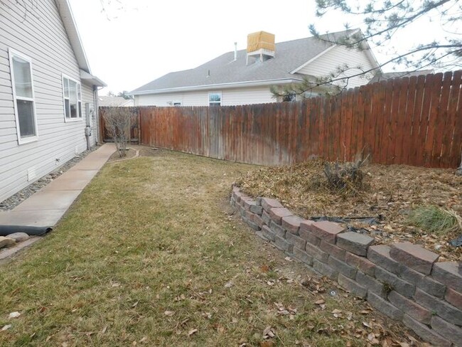 Building Photo - 3 bedroom home with fenced yard and garage...