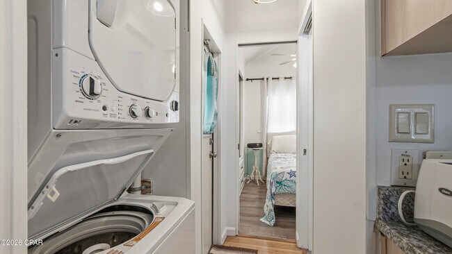 Building Photo - 1219 Thomas Dr