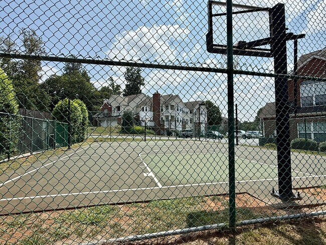 Building Photo - 810 Beverley Dr