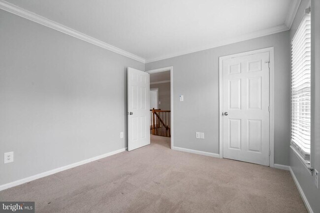 Building Photo - 8527 Silverview Dr