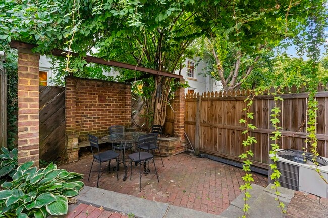 Building Photo - 304 N Alfred St