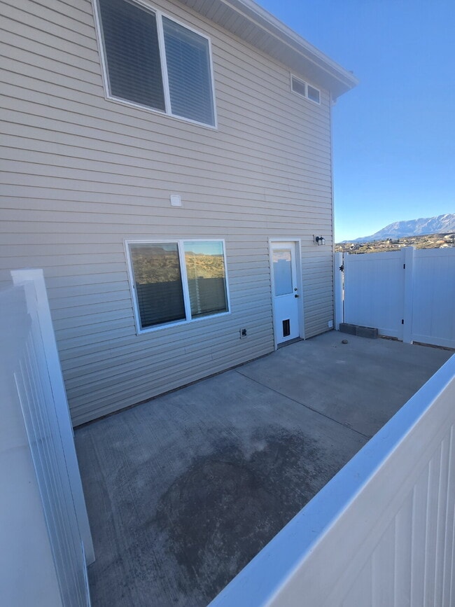 Building Photo - 208 W 800 N