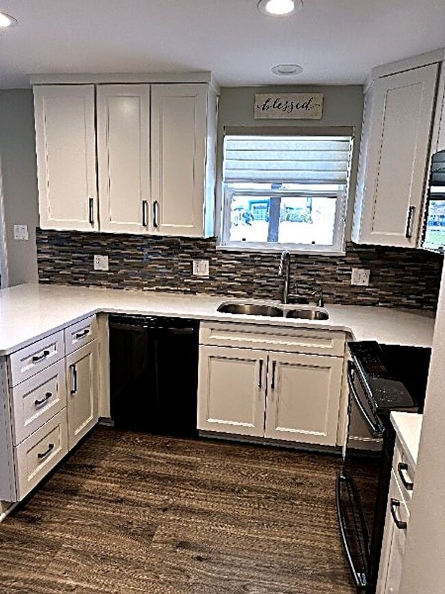 Building Photo - Beautifully Updated Two-Story Home in Sandy — Mountain Views & Big Backyard!