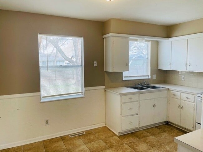 Building Photo - 3024 S St Paul St