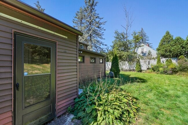 Building Photo - 1337 Pleasant St