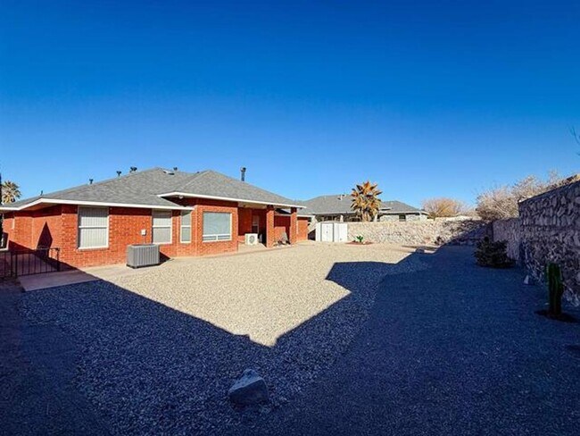 Building Photo - 3 Bedroom 2 bath