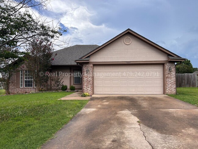 Primary Photo - July Move In! Great house!! 3 bed 2 bath 2...