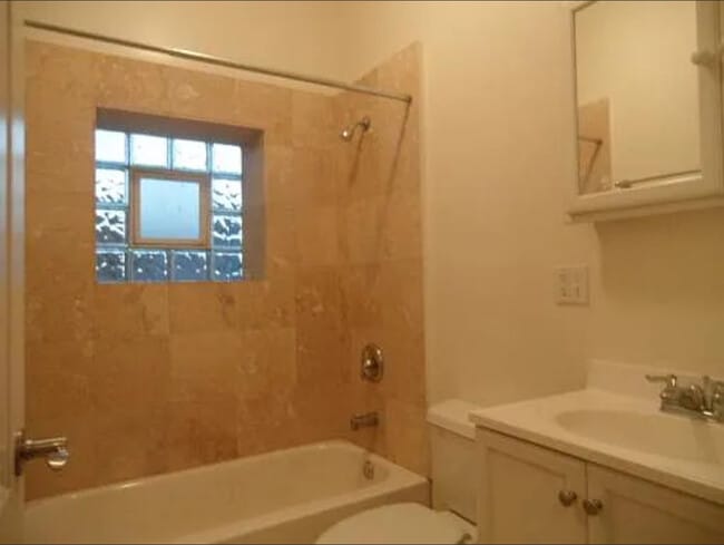 Building Photo - 7211 N Damen Ave