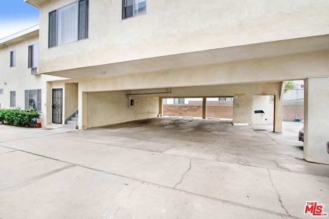 Building Photo - 817 N Hudson Ave