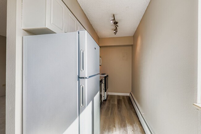Building Photo - Sunny 6th-Floor Condo at Penn Towers – Rig...
