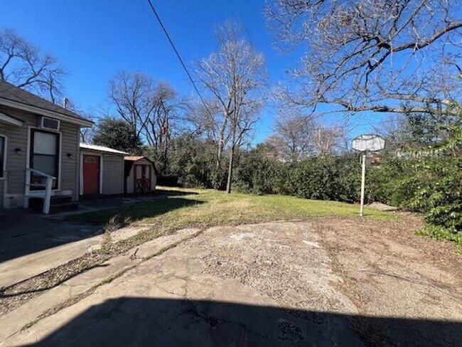 Building Photo - 3619 Fort Ave