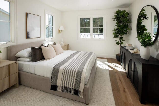 Building Photo - 164 Waverley St