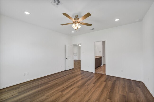 Building Photo - 13614 Pine Dr