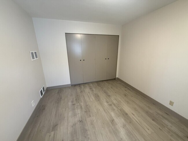 Building Photo - 519 Linwood Ave