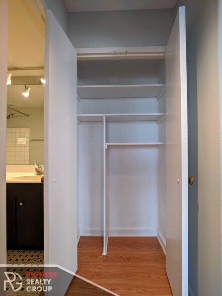 Building Photo - 433 W Wellington Ave