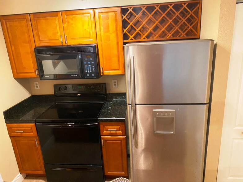 Building Photo - 2820 N Oakland Forest Dr