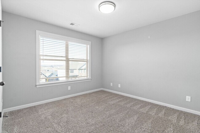 Building Photo - 5 Bedroom in Farmington Subdivision!