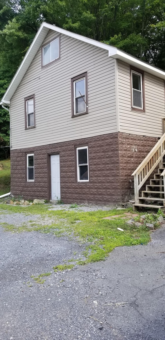 Building Photo - 615 W Main St